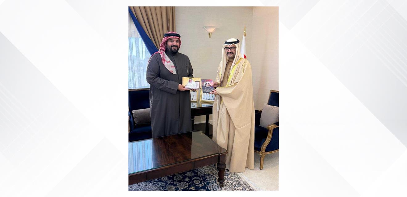 سمو محافظ الجنوبية يتسلم نسخ من إصدارات معالي الشيخ خليفة بن عبدالله آل خليفة <